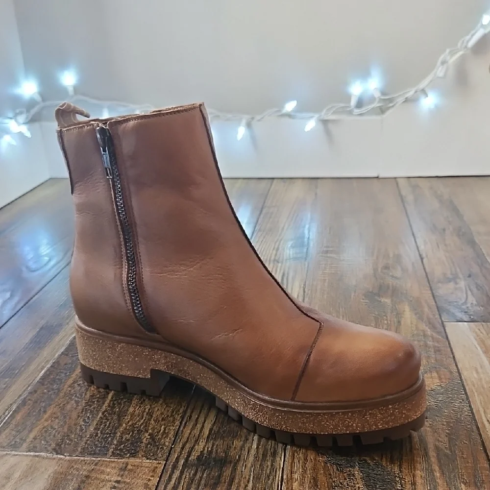 Taos Footwear Tan Leather Ankle‎ Boots